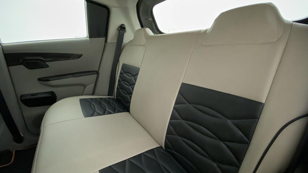 RIGHT SIDE REAR DOOR CABIN VIEW