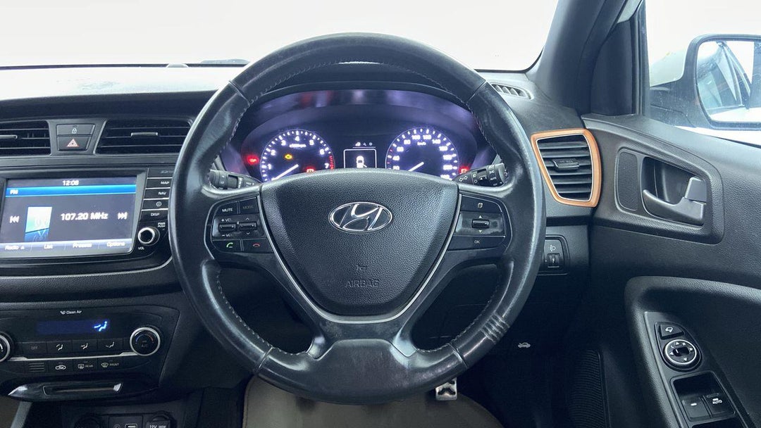 STEERING WHEEL CLOSE-UP