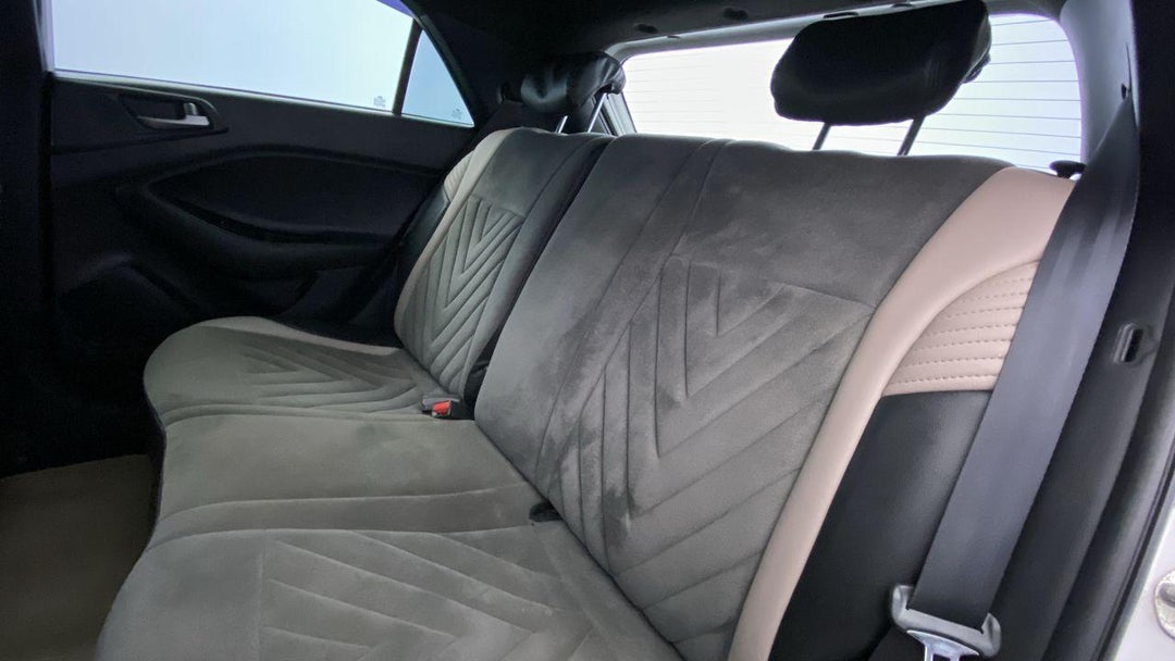 RIGHT SIDE REAR DOOR CABIN VIEW