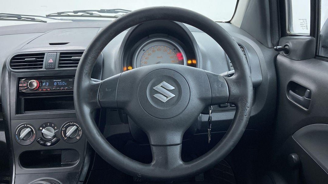 STEERING WHEEL CLOSE-UP