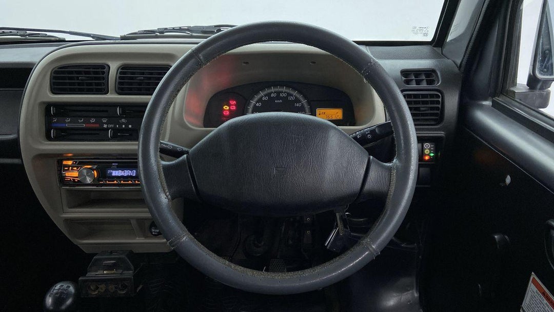 STEERING WHEEL CLOSE-UP