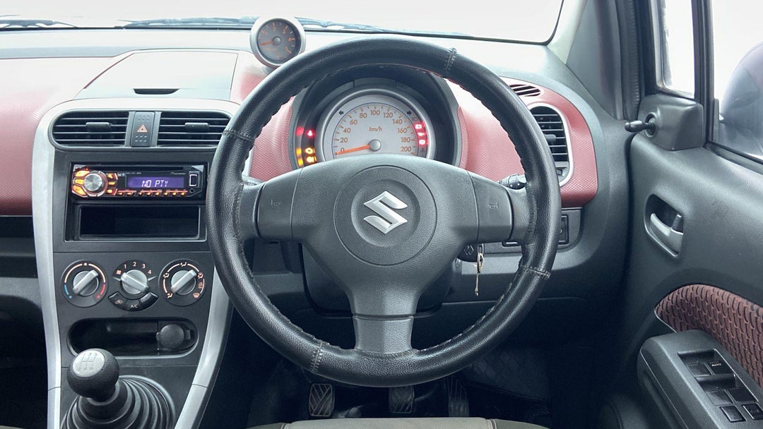 STEERING WHEEL CLOSE-UP
