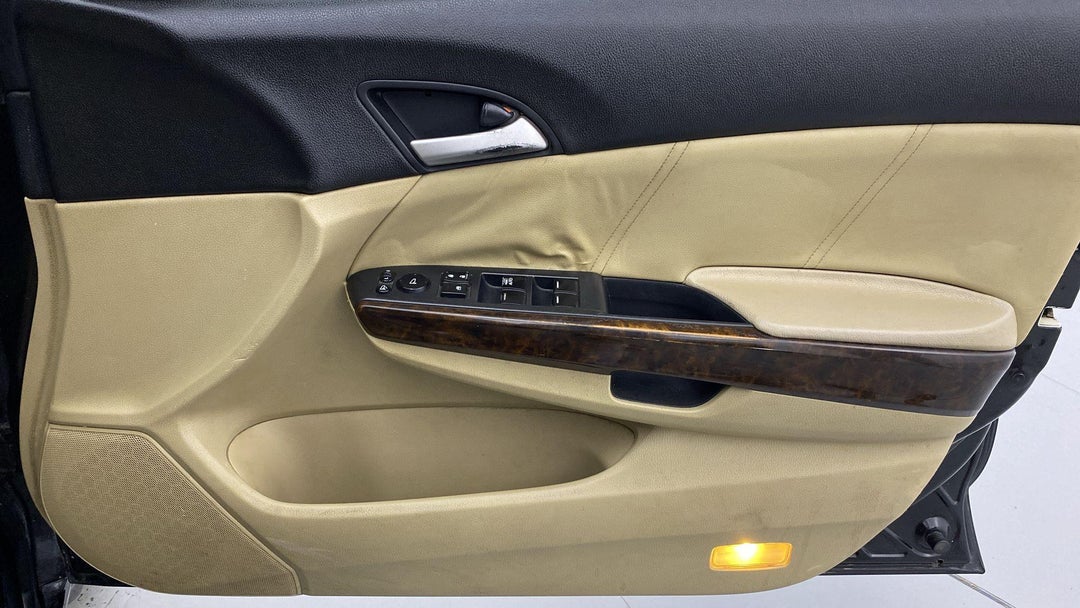 DRIVER SIDE DOOR PANEL CONTROLS
