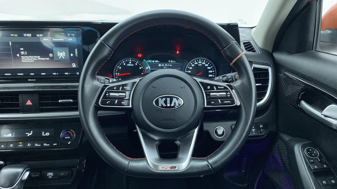 STEERING WHEEL CLOSE-UP