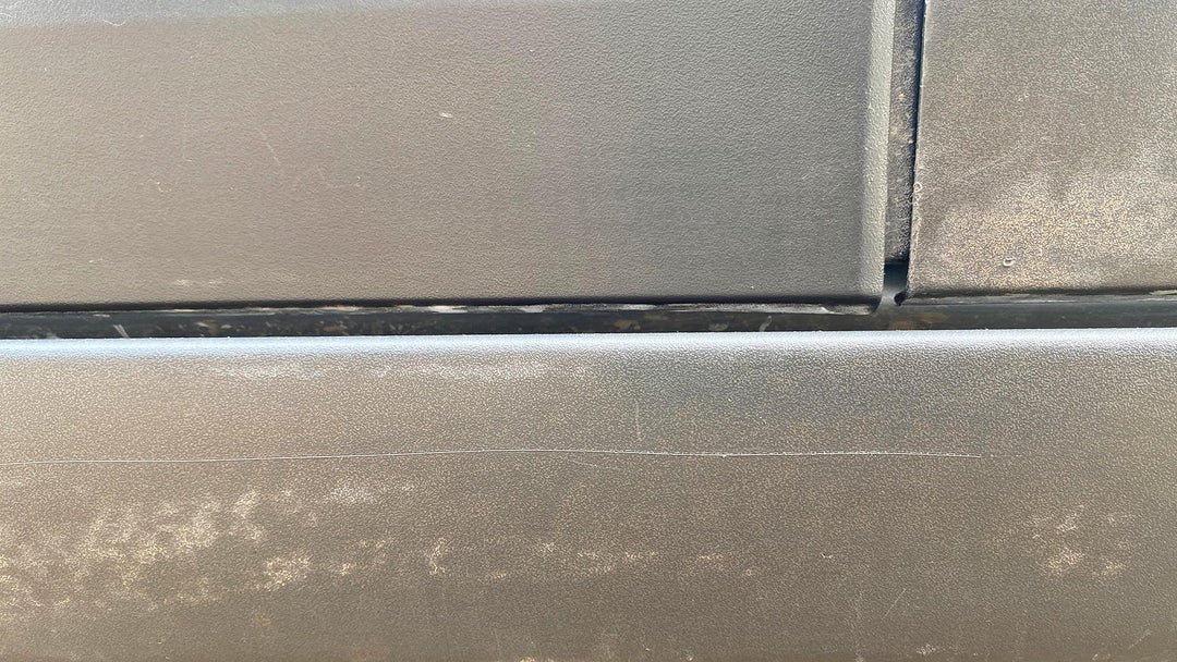 RHS RUNNING BOARD SCRATCHED/ FADED