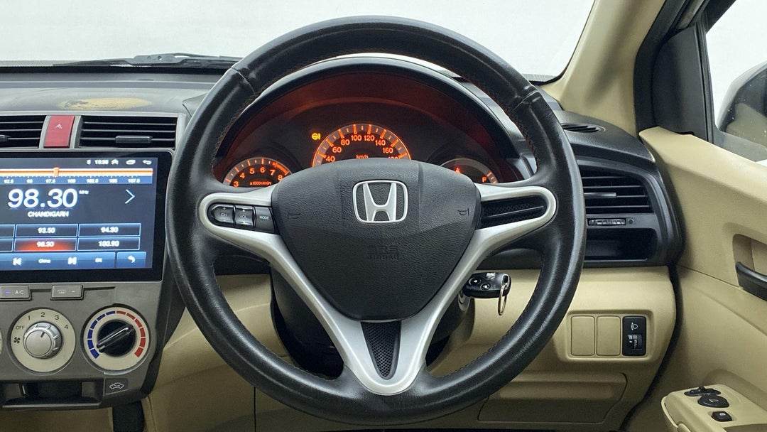 STEERING WHEEL CLOSE-UP